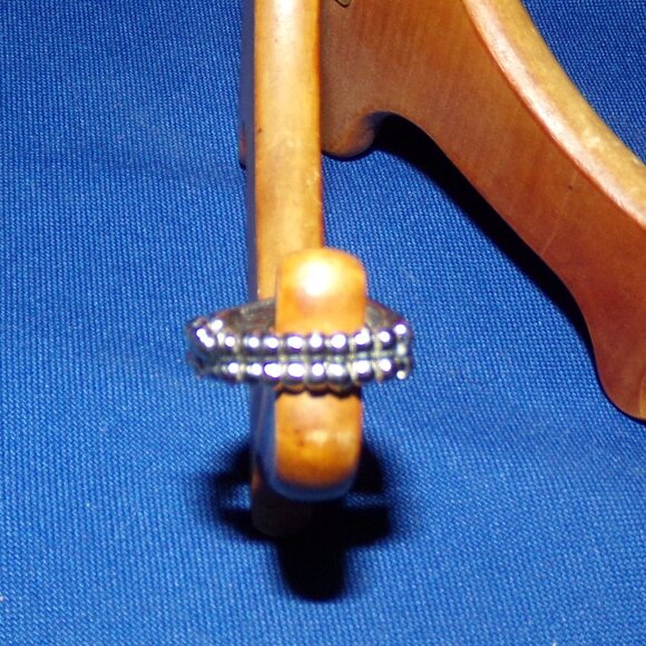 Vintage Elastic Stretch Band Silver Tone & Blue/Green Glass Stone Gem Ring - Picture 3 of 8